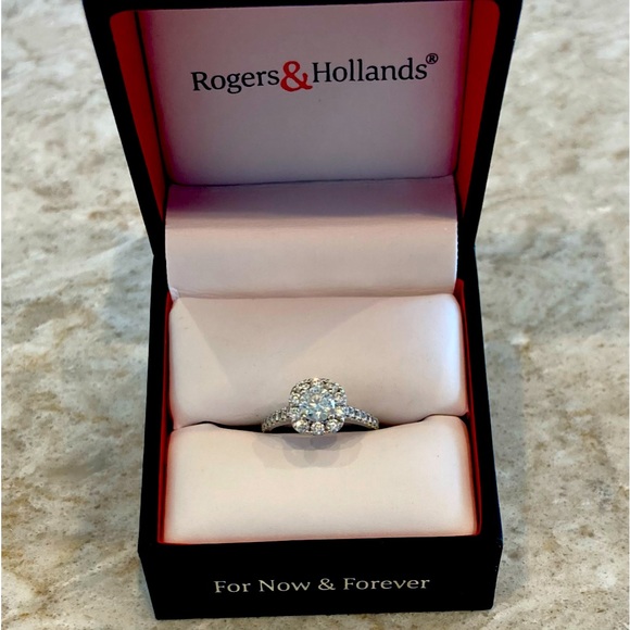 Stunning/excellent condition 1 carat halo engagement ring with 40 diamonds total